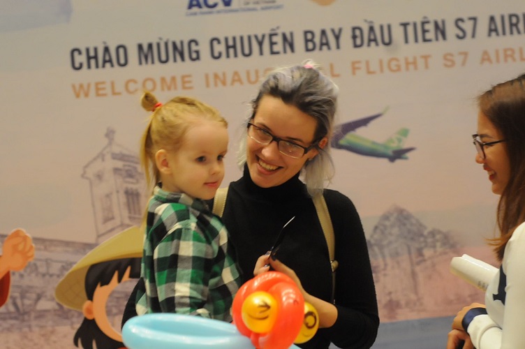 Chào đón hành khách trên chuyến bay S7 Airlines đầu tiên đến Cam Ranh