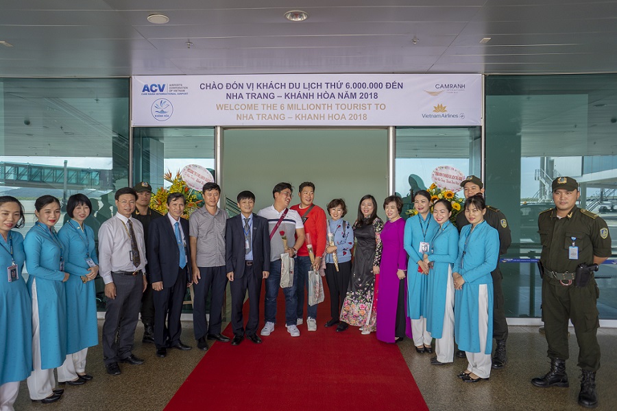 Lee Sang Soo said he is happy to be the sixth millionth passenger to Nha Trang - Khanh Hoa.