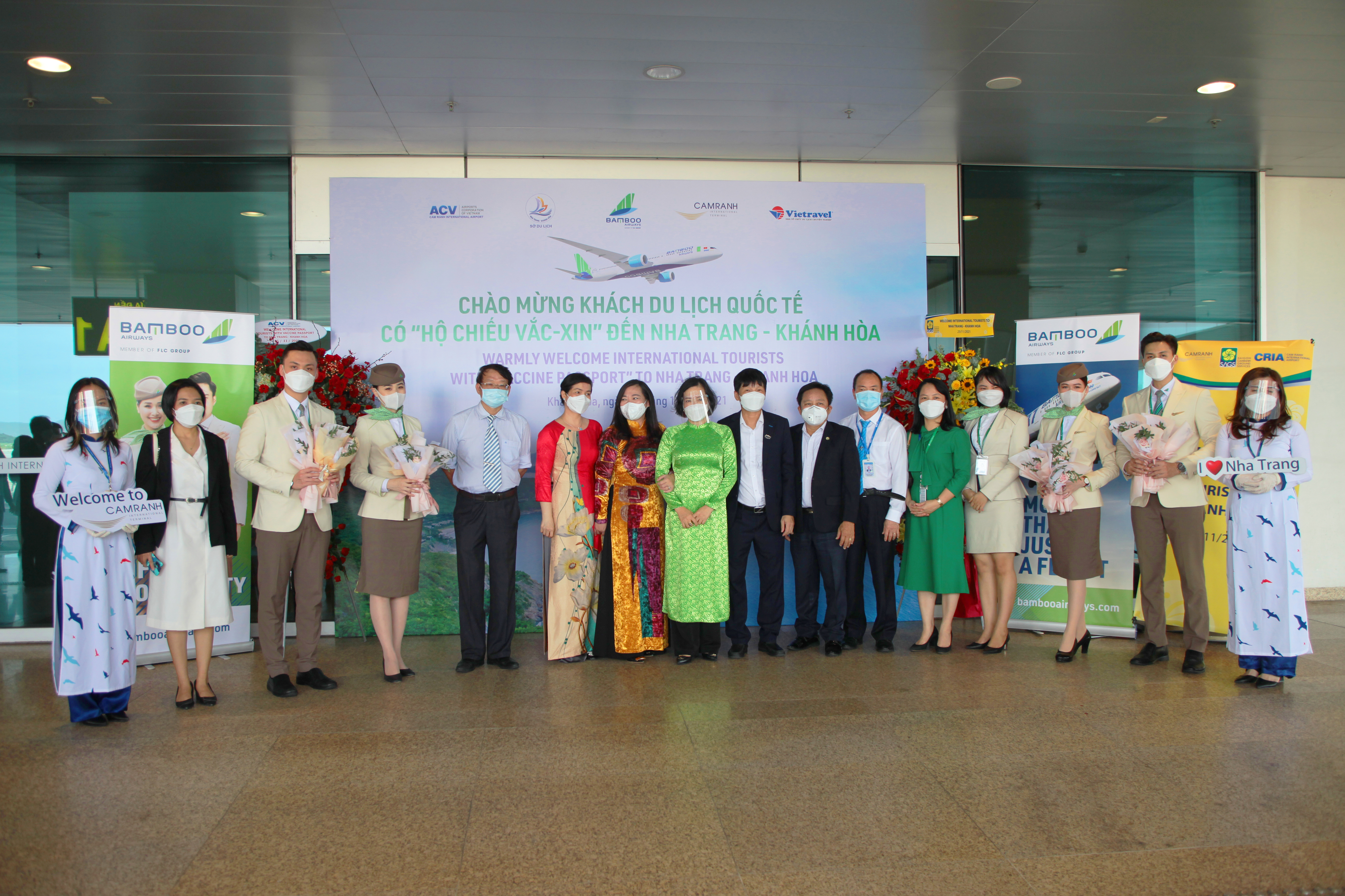 Bà Lê Thị Hồng Minh – Tổng Giám Đốc Công ty Cổ phần Nhà ga Quốc tế Cam Ranh tham dự sự kiện cùng các lãnh đạo các đơn vị, cơ quan quản lý Nhà nước của Sân bay Quốc tế Cam Ranh