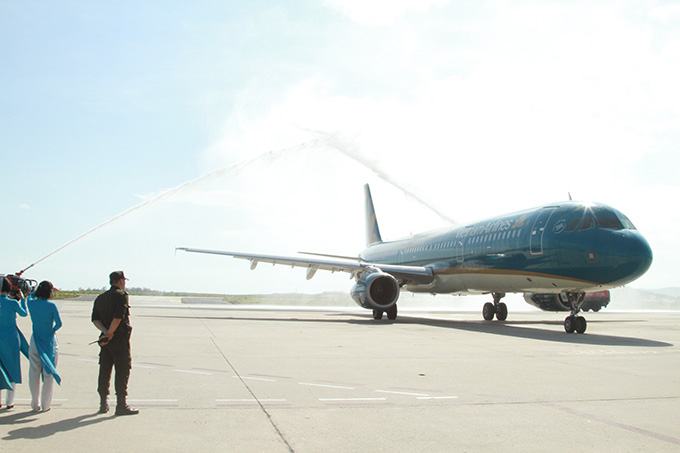 At 9:25 am, the A321 aircraft numbered VN441 landed at Cam Ranh International Terminal